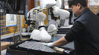 A Fashion Designer Working With Cobots In Fashion Industry.